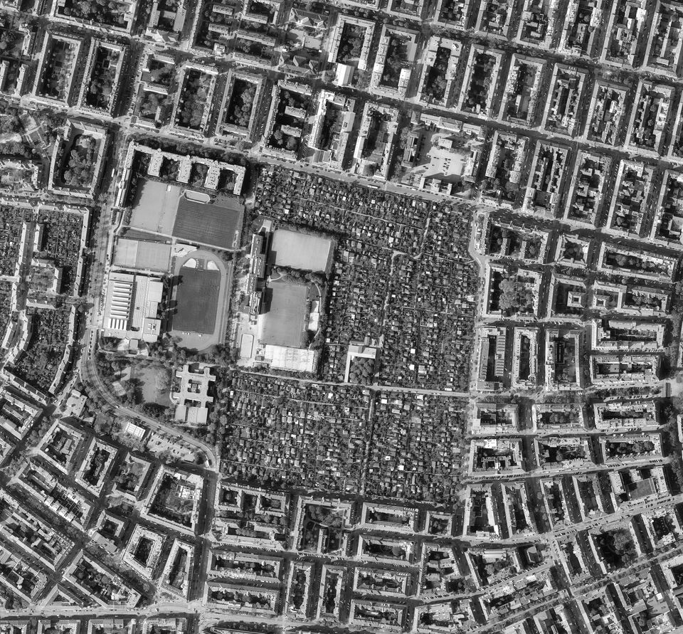 Die Kleingärten des Vereins Zukunft auf der Schmelz, einem ehemaligen Exerzierfeld. Der Verein präsentiert sich selbst als Grünoase und »europaweit größte Anlage dieser Art in dichtverbautem Gebiet.« Hier wird die Raumordnungsproblematik deutlich, die in einer verstetigten Kleingartennutzung mit minimaler Dichte und ohne öffentliche Zugänglichkeit liegt