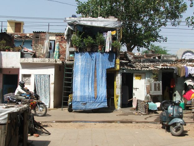 Houses slated for demolition in an illegal settlement in Delhi., Foto: Ayona Datta