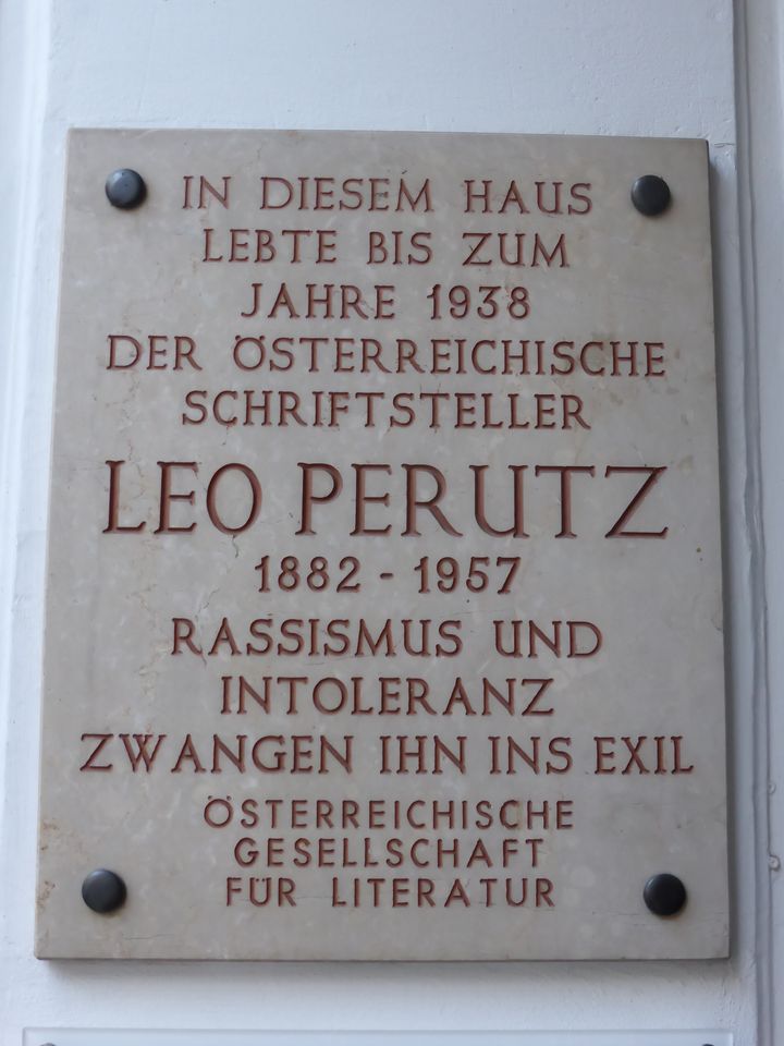 Gedenktafel für Leo Perutz an seinem Wohnhaus in der Porzellangasse im 9. Wiener Gemeindebezirk. , Foto: Alexander Peer