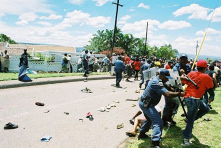  14 11 2005 police oppose foreman march, Foto: Abahlali baseMjondolo