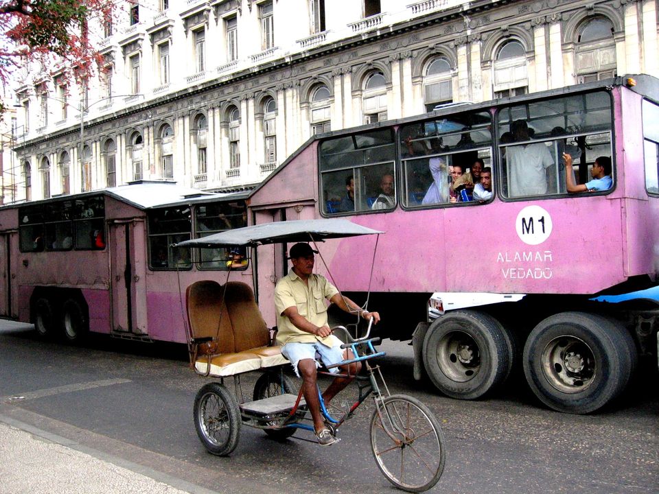 Fahrradtaxi und Metro-Bus in Havanna, Cuba | Foto © Philippe Antoine