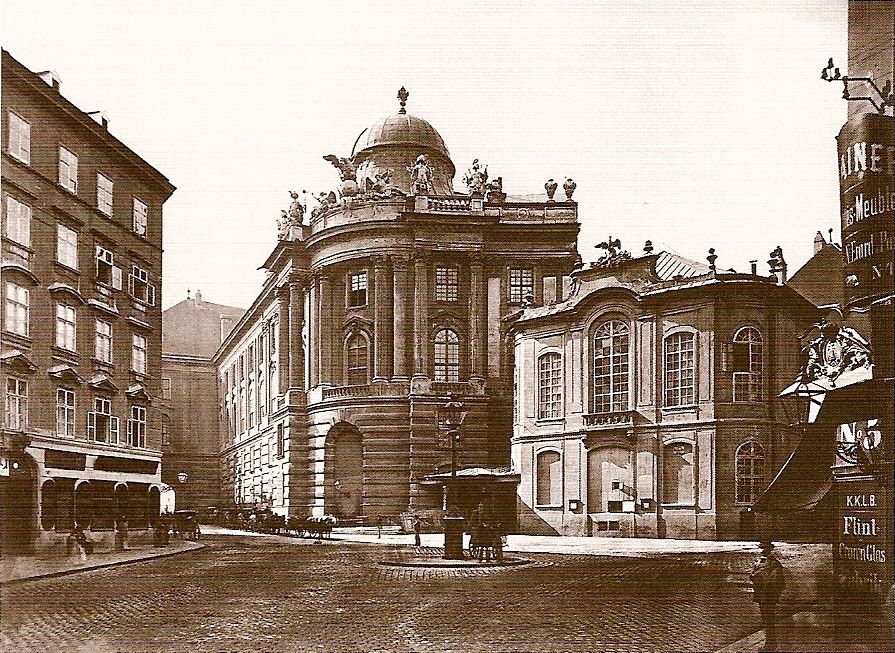 Das alte Burgtheater am Michaelerplatz,(Ende des 19. Jahrhunderts abgerissen). Foto – Michael Frankenstein, Wien Museum Inv.-Nr. 78079/84/2, CC0 (https://sammlung.wienmuseum.at/objekt/854923/)